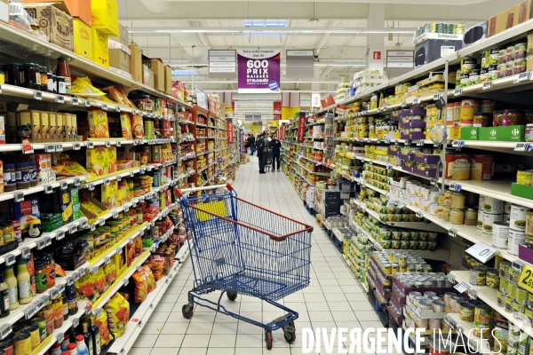 Commerce illustration.Un caddie vide entre deux rayons de produits alimentaires. Information sur une selection de 600 produits en baisse ou au prix bloqué