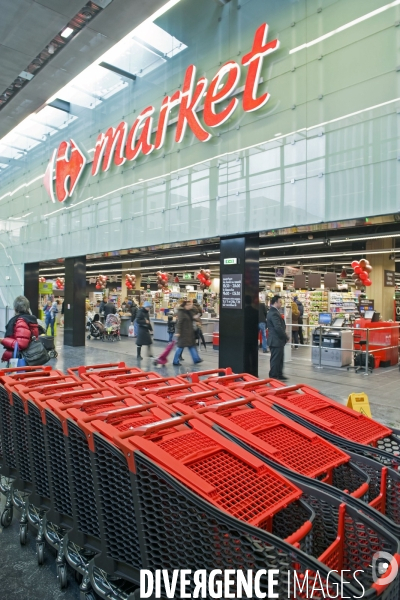 Commerce illustration.Caddies au Carrefour market de Montreuil