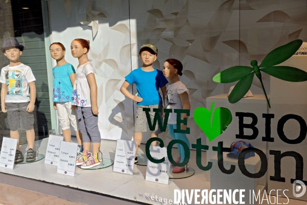 Commerce illustration.Mannequins d enfants habilles avec du coton cultive biologiquement en vitrine des Galeries Lafayettes