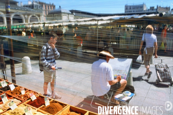 Commerce illustration.Un adolescent regarde un aquarelliste au marché du quartier Saint Louis.