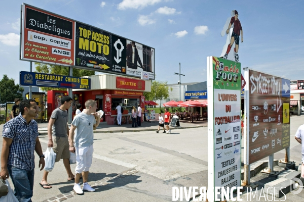 Commerce illustration.Troyes,destination shopping .Marques Avenue propose 120 boutiques et prés de 250 marques francaises et internationales