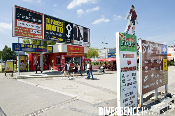 Commerce illustration.Troyes,destination shopping .Marques Avenue propose 120 boutiques et prés de 250 marques francaises et internationales