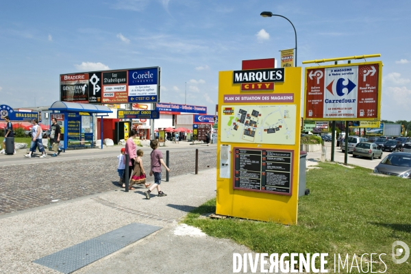 Commerce illustration.Troyes,destination shopping .Marques Avenue propose 120 boutiques et prés de 250 marques francaises et internationales