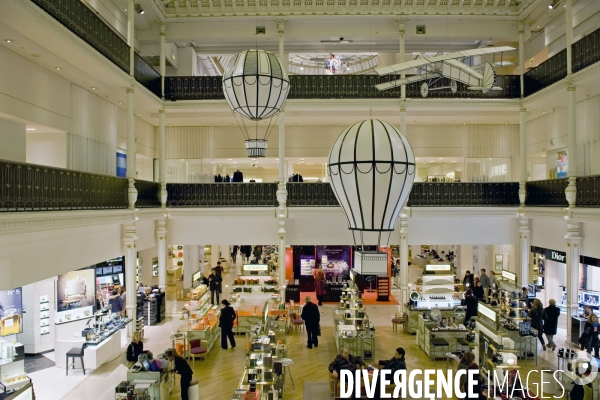 Commerce illustration.e Bon Marché, le plus ancien grand magasin de la capitale fete cette annee ses 160 années d exitence