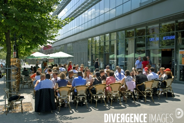 Commerce illustration.Des salaries au dejeuner de midi a la terrasse d un restaurant dans la zac du Landy