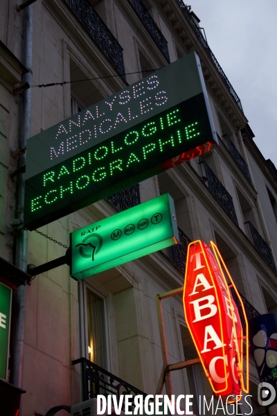 Commerce illustration.Enseignes lumineuses.La carotte d un débitant de tabac et d un laboratoires d analyses médicales.