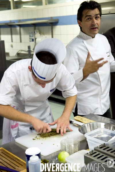 Ecole hoteliere de Paris.Yannick Alléno, chef,triplement étoile, lors d un atelier dédie à la culture du pain, avec des eleves du CFA Méderic.