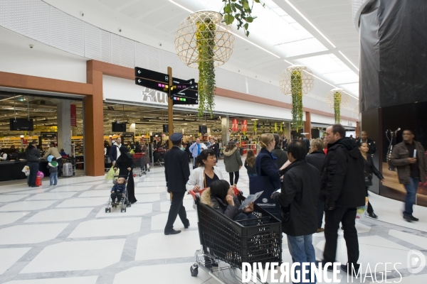 Aéroville le centre commercial implante au bout des pistes de l aeroport de Roissy.