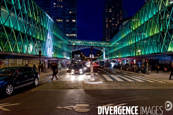 Le centre commercial Beaugrenelle,eclairage des facades rue Linois