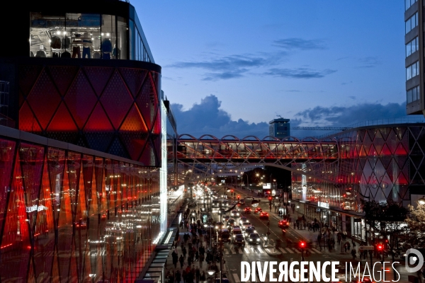 Le centre commercial Beaugrenelle,eclairage des facades rue Linois