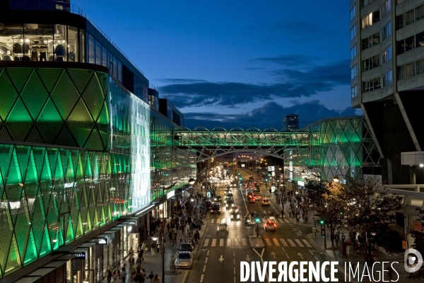 Le centre commercial Beaugrenelle,eclairage des facades rue Linois