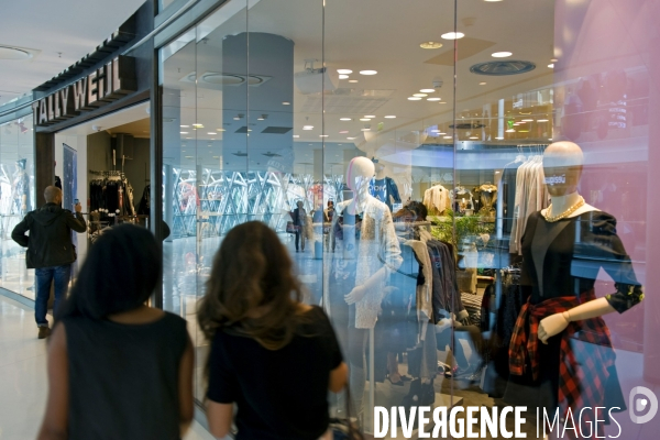 Au centre commercial Beaugrenelle le magasin, deux copines font du shopping