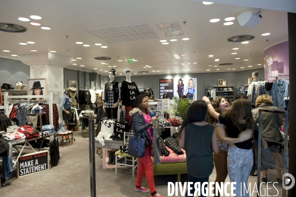 Au centre commercial Beaugrenelle, des copines se retrouvent