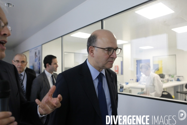 Pierre Moscovici et Benoit Hamon visitent Généthon