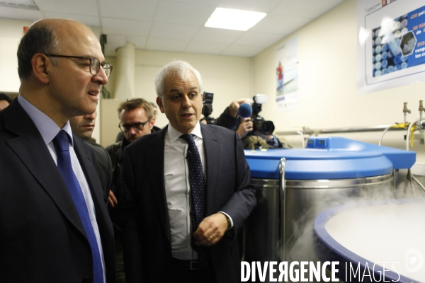 Pierre Moscovici et Benoit Hamon visitent Généthon