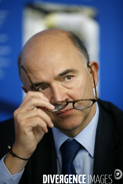 Pierre Moscovici et Benoit Hamon visitent Généthon