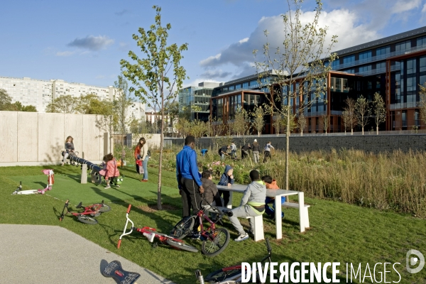 L ecoquartier des Docks de Saint Ouen.Le jardin partage du parc urbain de 12 hectares