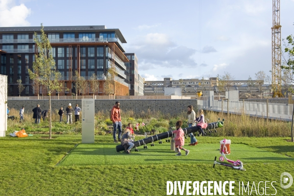 L ecoquartier des Docks de Saint Ouen.Le jardin partage du parc urbain de 12 hectares