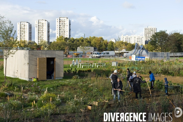 L ecoquartier des Docks de Saint Ouen.Le jardin partage du parc urbain de 12 hectares