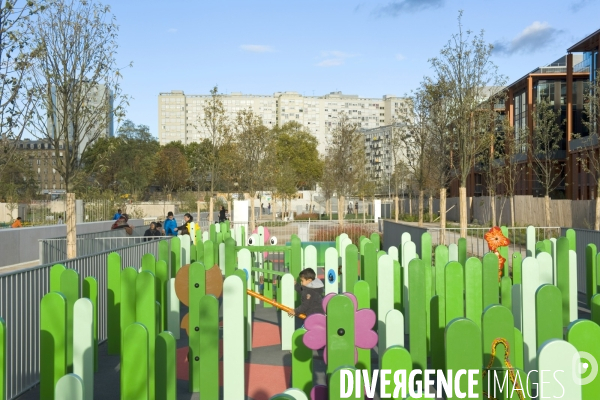 Un enfant dans l aire de jeux des petits dans l ecoquartier des Docks de Saint Ouen