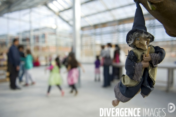 L ecoquartier des Docks de Saint Ouen.Animation pour les enfants dans la grande serre pédagogique du parc urbain