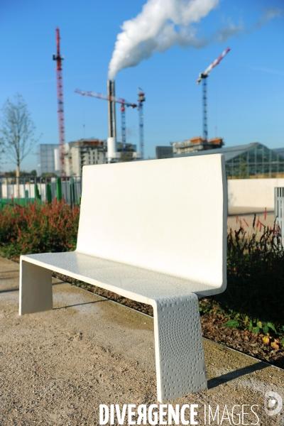 L ecoquartier des Docks de Saint Ouen.Le mobilier en beton blanc du parc