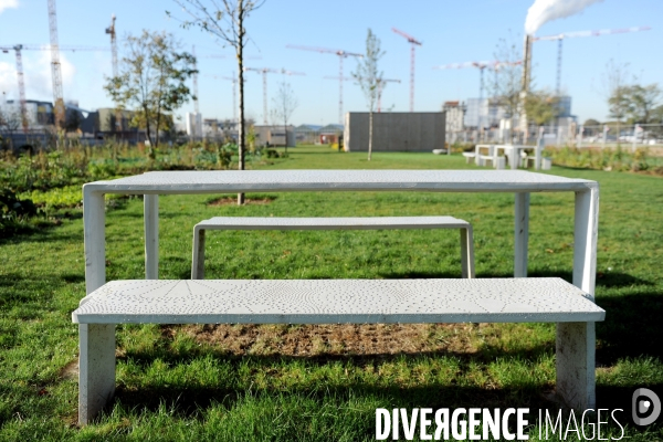 L ecoquartier des Docks de Saint Ouen.Le mobilier en beton blanc du parc