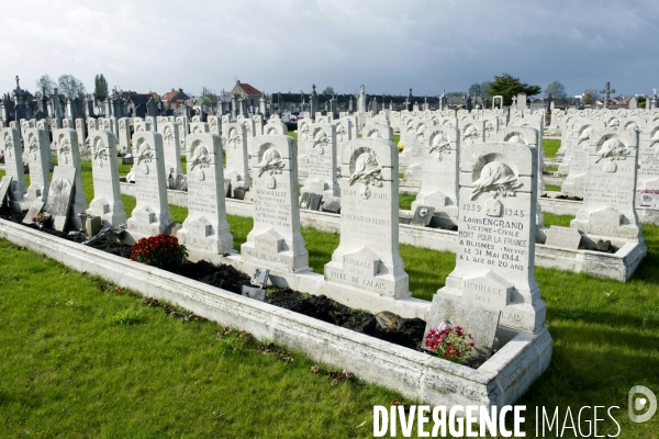 Illustration - Octobre 2013. Steles militaires de la guerre 1914-1918 au cimetiere communal de la ville.