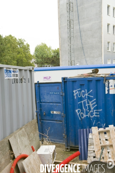 Illustration - Octobre 2013.Graffiti Fuck the police, sur un conteneur du chantier