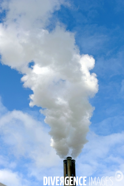 Illustration - Octobre 2013.Les emissions gazeuses de l usine d incinération de déchets de Saint Ouen;