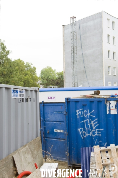 Illustration Octobre 2013.Graffiti Fuck the police, sur un conteneur du chantier de réhabilitation du Serpentin