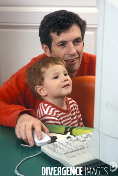 Enfant avec l ordinateur et les écrans. Children with computer and screens