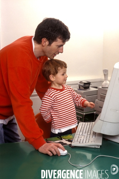 Enfant avec l ordinateur et les écrans. Children with computer and screens