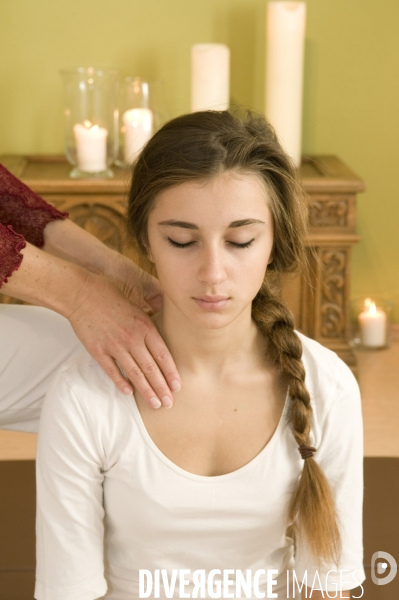 Santé : Massages Tailandais et manipulation corporelle d une jeune fille. Health : Massage and body manipulation of a young girl.
