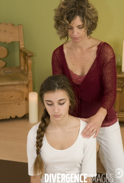 Santé : Massages Tailandais et manipulation corporelle d une jeune fille. Health : Massage and body manipulation of a young girl.