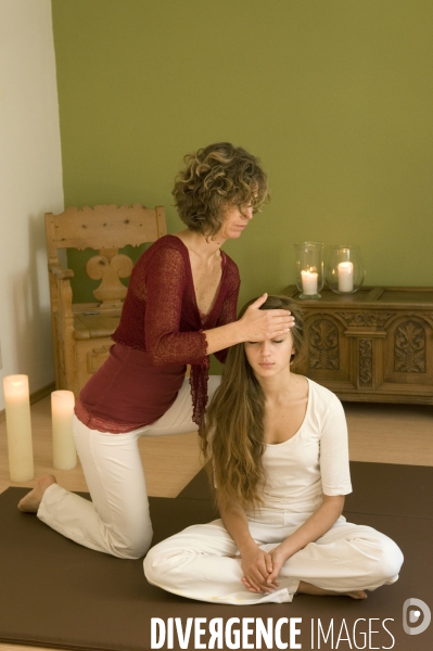 Santé : Massages Tailandais et manipulation corporelle d une jeune fille. Health : Massage and body manipulation of a young girl.