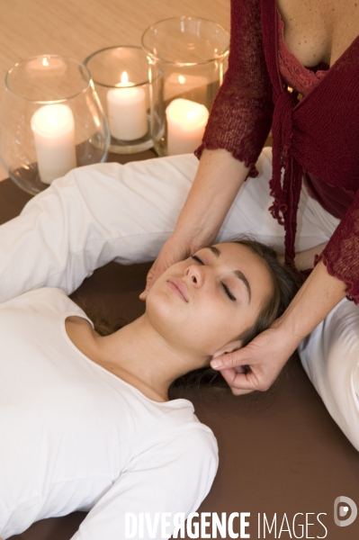 Santé : Massages Tailandais et manipulation corporelle d une jeune fille. Health : Massage and body manipulation of a young girl.