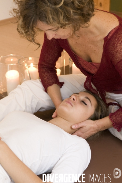 Santé : Massages Tailandais et manipulation corporelle d une jeune fille. Health : Massage and body manipulation of a young girl.
