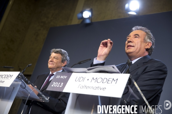 François BAYROU, président du MODEM, et Jean-Louis BORLOO, président de l UDI, présentent la nouvelle alliance des deux partis centristes, baptisée  L ALTERNATIVE .