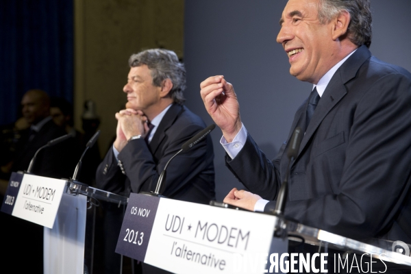 François BAYROU, président du MODEM, et Jean-Louis BORLOO, président de l UDI, présentent la nouvelle alliance des deux partis centristes, baptisée  L ALTERNATIVE .