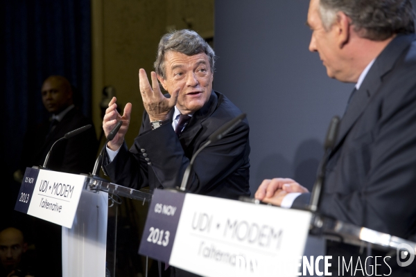 François BAYROU, président du MODEM, et Jean-Louis BORLOO, président de l UDI, présentent la nouvelle alliance des deux partis centristes, baptisée  L ALTERNATIVE .