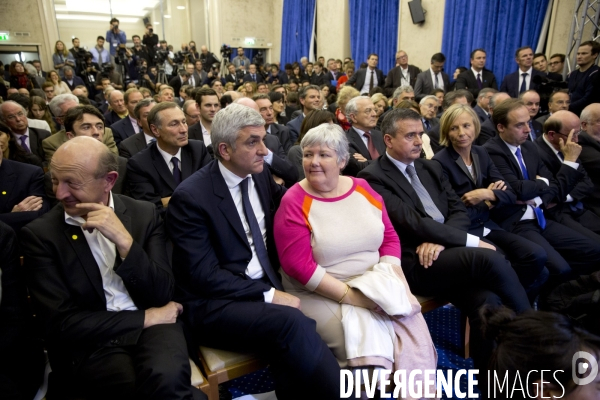 François BAYROU, président du MODEM, et Jean-Louis BORLOO, président de l UDI, présentent la nouvelle alliance des deux partis centristes, baptisée  L ALTERNATIVE .