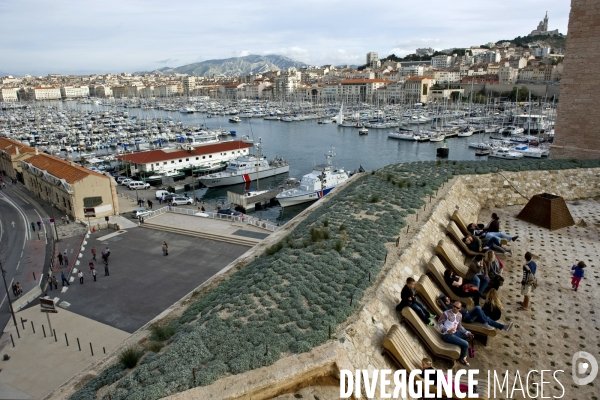 Marseille.Des visiteurs se reposent sur les bancs installés sur les remparts du fort Saint Jean.