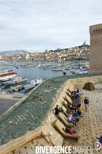 Marseille.Des visiteurs se reposent sur les bancs installés sur les remparts du fort Saint Jean.