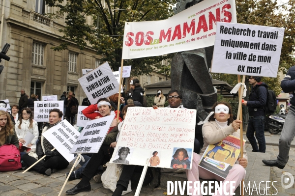 Manifestation SOS les mamans contre la résidence alternée imposée.