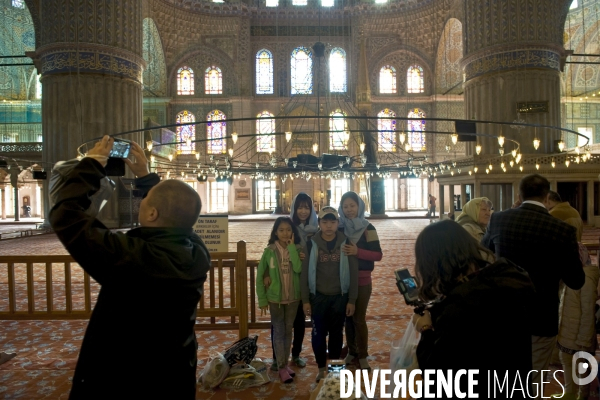 Istanbul illustration.Seance photo à l interieur de la mosquee bleue