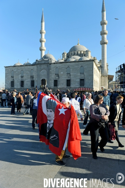 Istanbul illustration.Prés de la mosquée de Soliman le Magnifique, un homme vend des portraits de Kemal Ataturk fondateur et premier président de la république de Turquie, mort le 10 novembre 1938