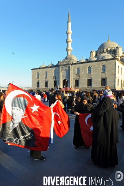 Istanbul illustration.Prés de la mosquée de Soliman le Magnifique, un homme vend des portraits de Kemal Ataturk fondateur et premier président de la république de Turquie, mort le 10 novembre 1938