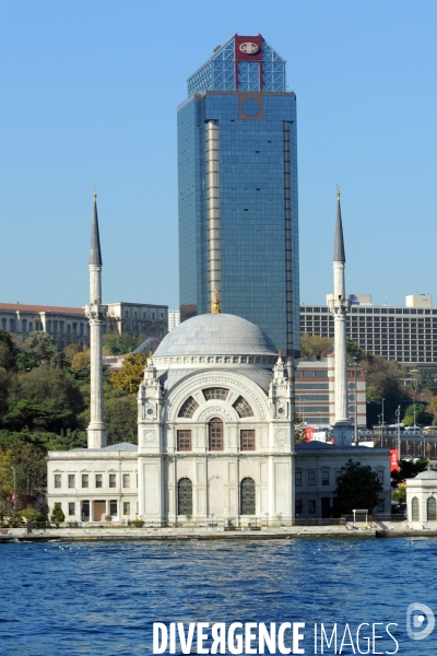 Istanbul illustration.Tadition et modernite.La mosquée Dolmabahçe sur la rive occidentale et derriere un gratte ciel
