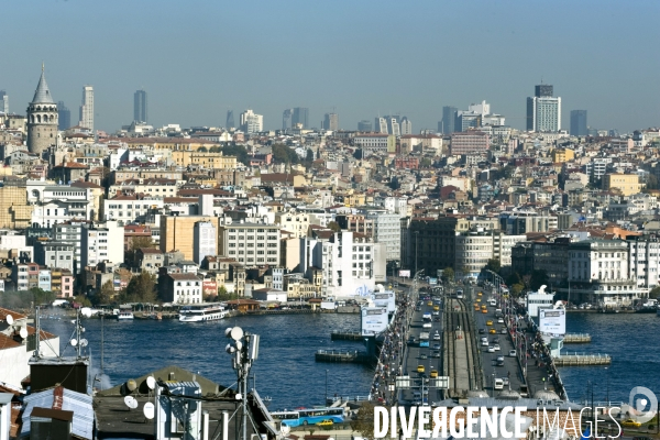 Istanbul illustration.Vue d Istanbul et le  pont de Galata depuis le Caravanserail de la Sultane Mere.